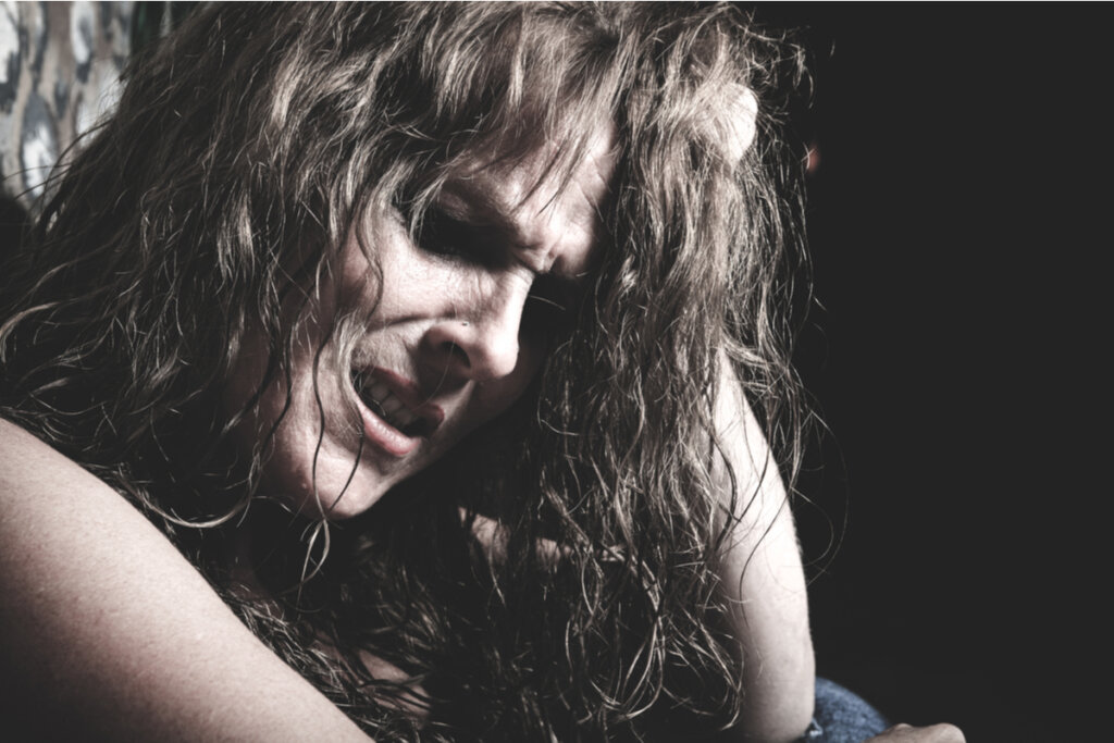 Mujer sufriendo por intoxicación por drogas