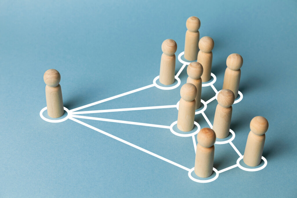 Muñecos de madera representando la manipulación de personas