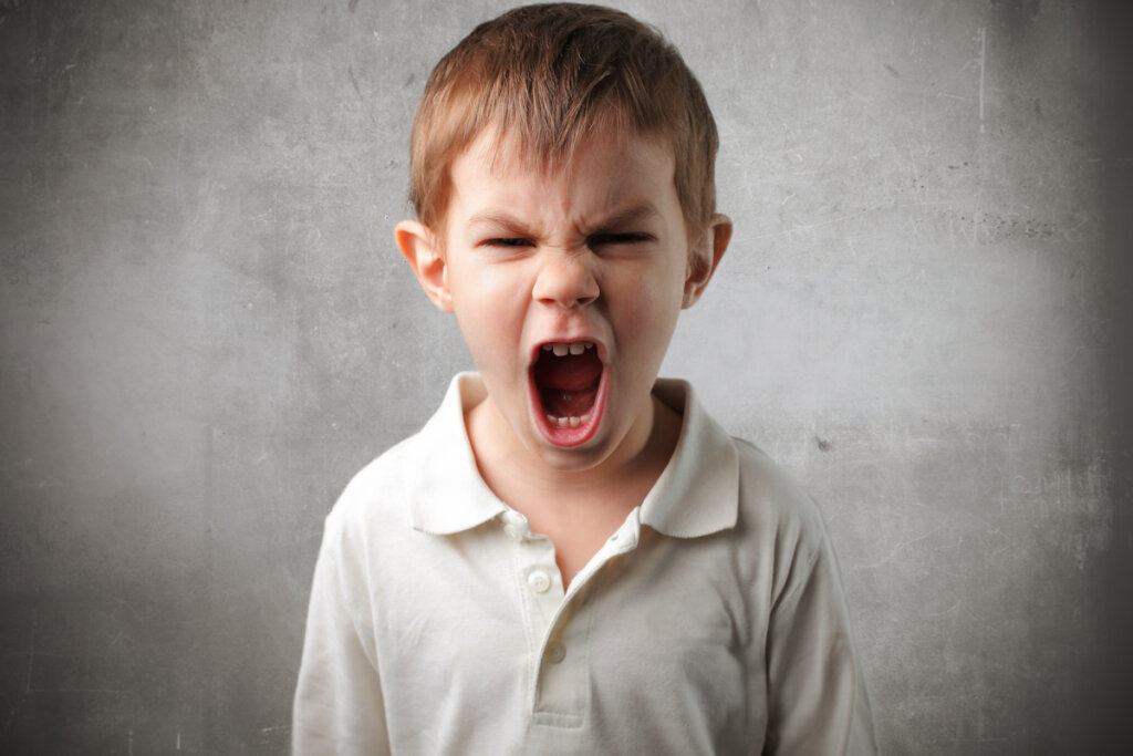 Niño gritando con trastorno de conducta