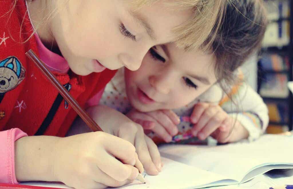 niños trabajando juntos representando las neuronas de las personas inteligentes son más grandes