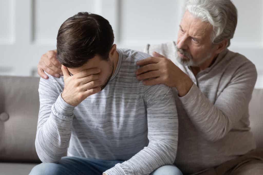 Padre consolando a su hijo con problemas de pensamiento desorganizado y comunicación
