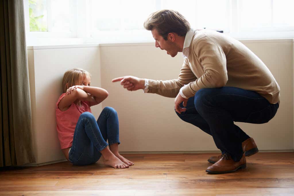 Ojciec krzyczy na córkę - dorastanie w dysfunkcyjnej rodzinie