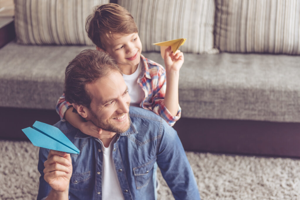 Padre jugando con su hijo representando a las parejas que permanecen juntas por los hijos