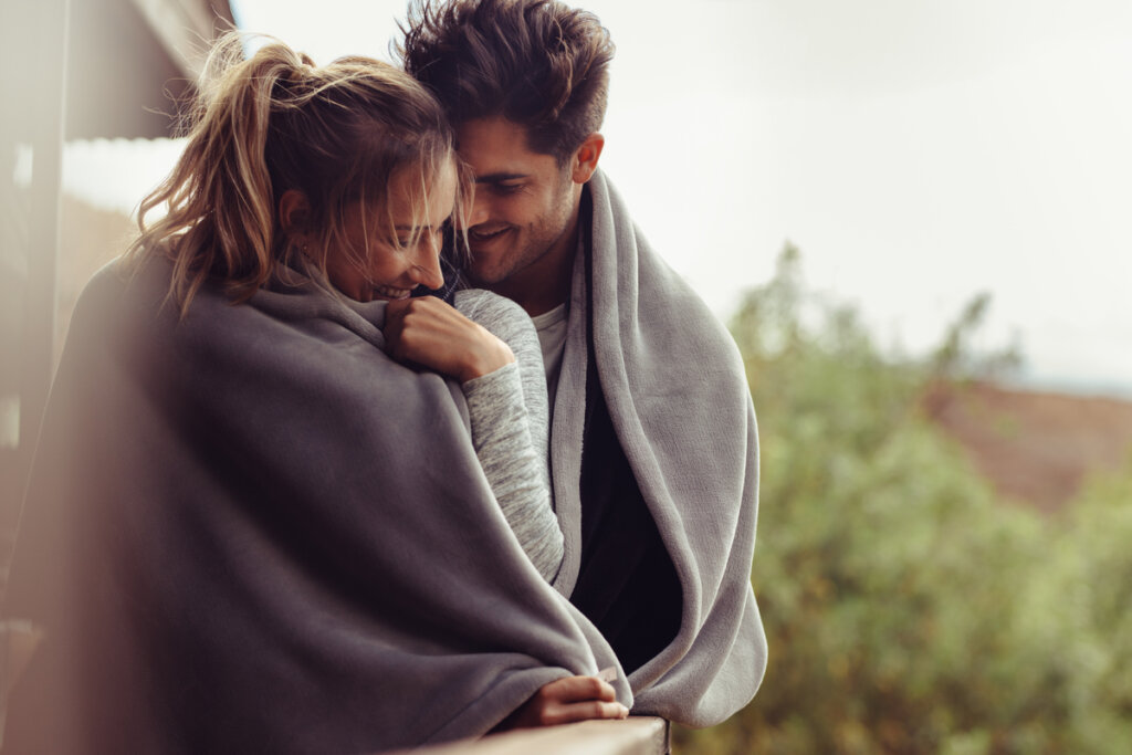 Pareja arropada con una manta