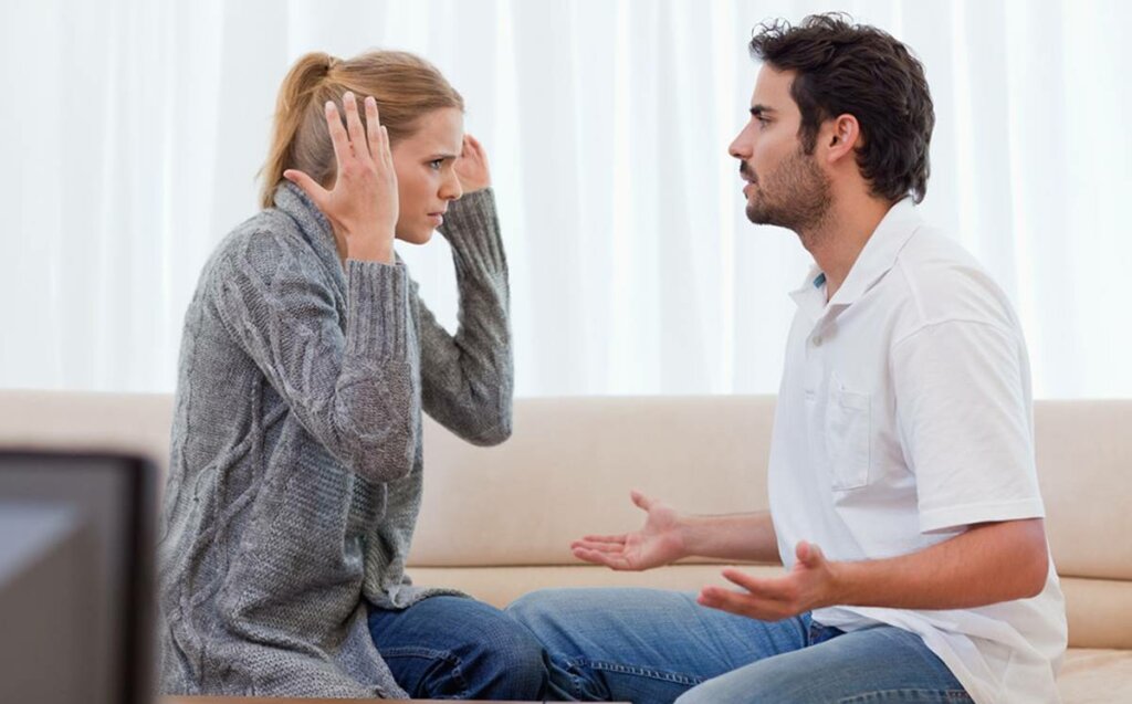 couple se disputant et représentant quand mon partenaire me blâme pour tout