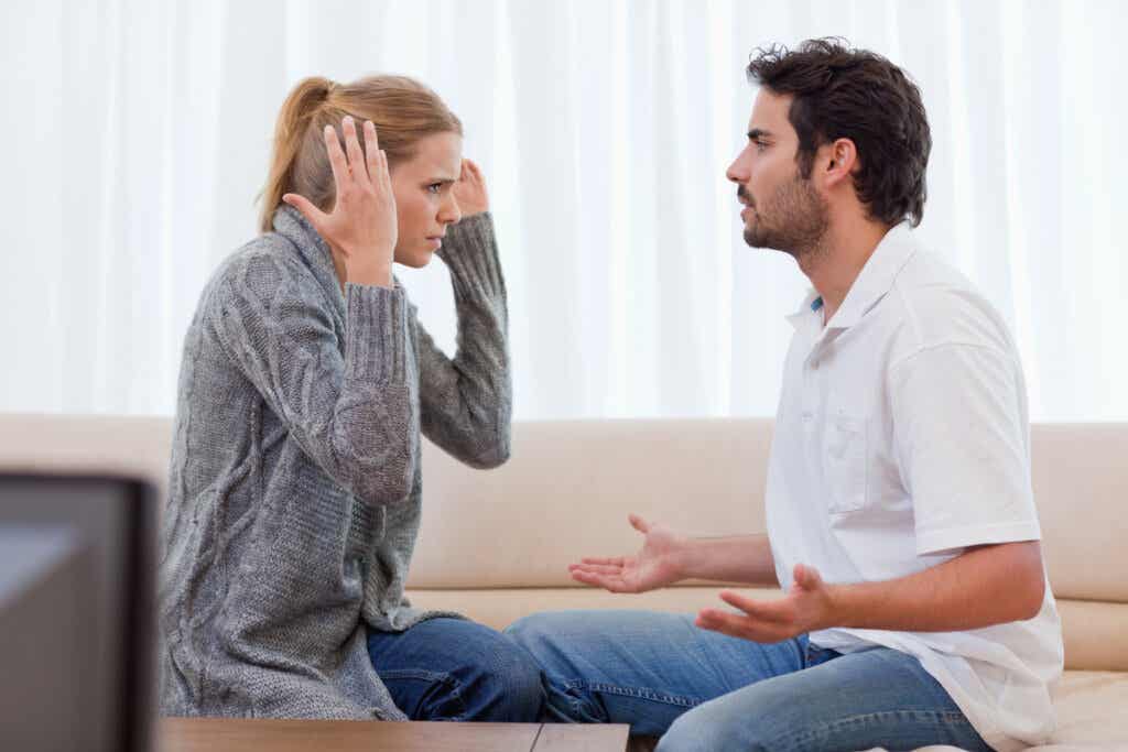 Par krangler på grunn av fordrevne følelser