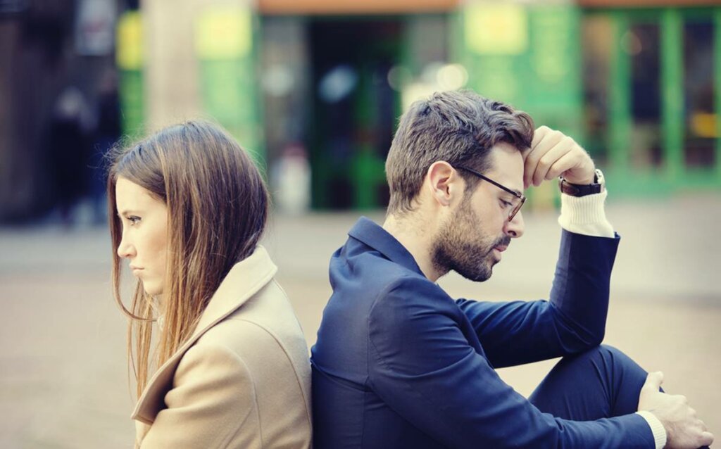Chico y chica de espaldas representando cuando mi pareja no me cuenta sus preocupaciones