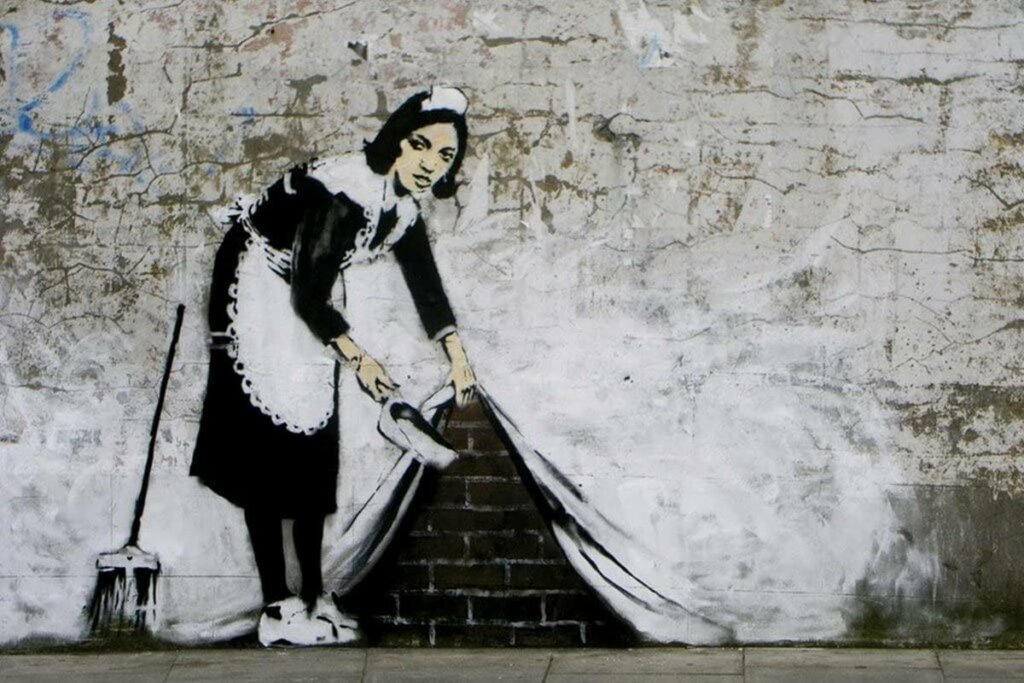 sirvienta escondiendo algo simbolizando las lecciones de vida de Bansky