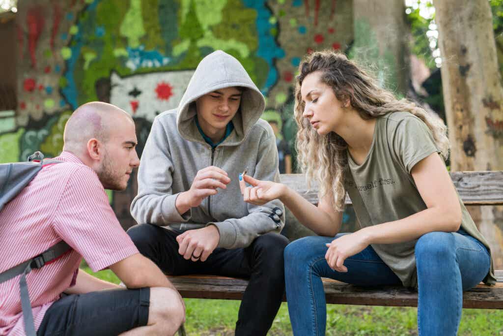 Adolescentes fumando en un parque