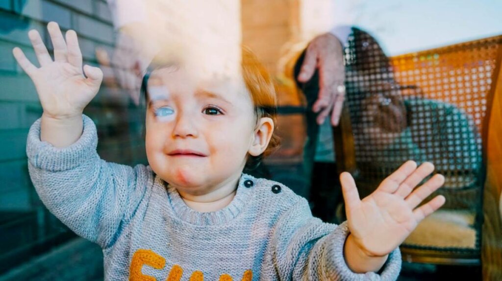 niño simbolizando que las raíces de la ansiedad aparecen ya en niños de 14 meses
