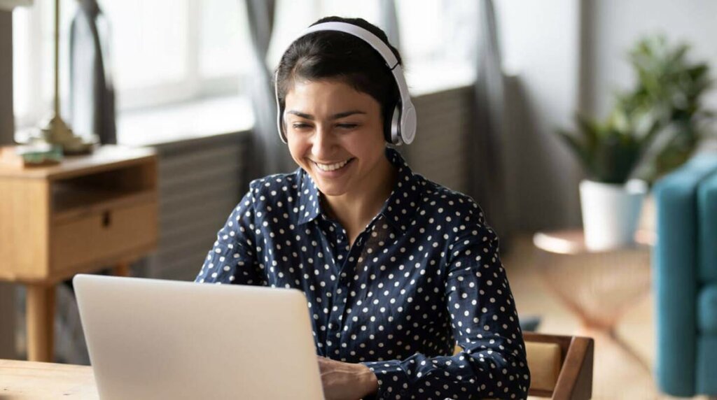 chica durante una entrevista de trabajo por videollamada