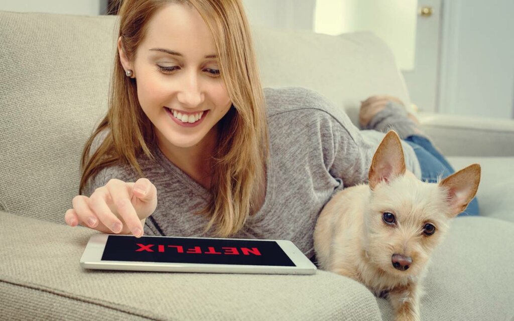 chica con su perro representando la adicción a las series