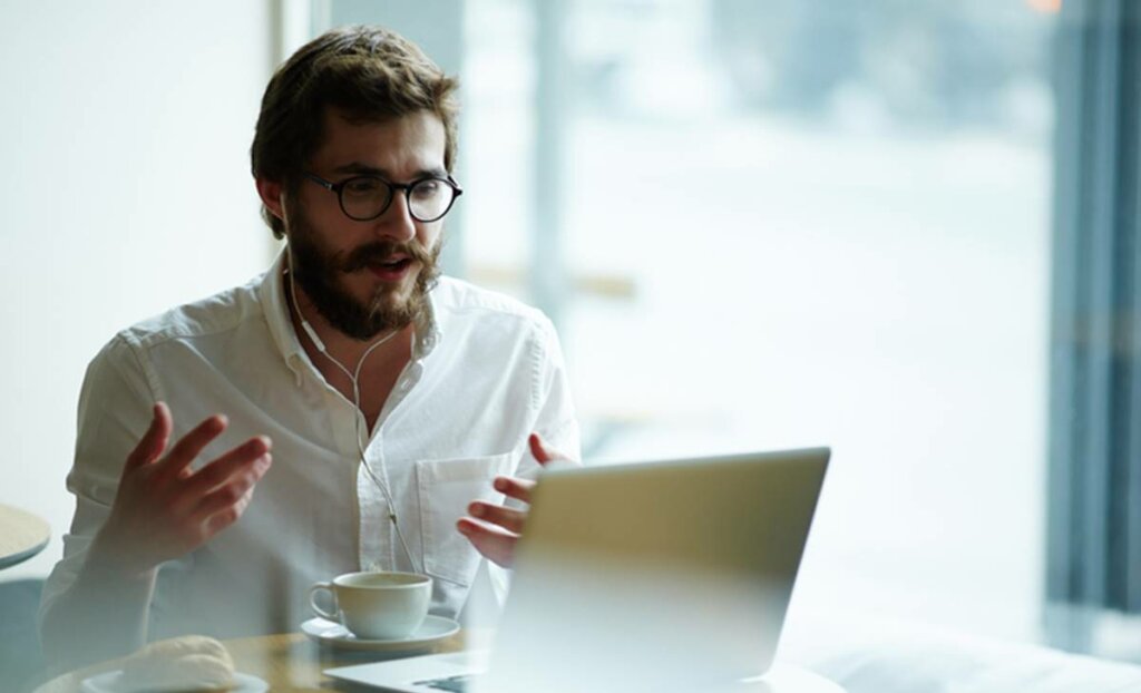 Hombre representando cuando te quedas mal después de una conversación
