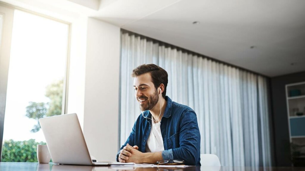 chico durante una entrevista de trabajo por videollamada