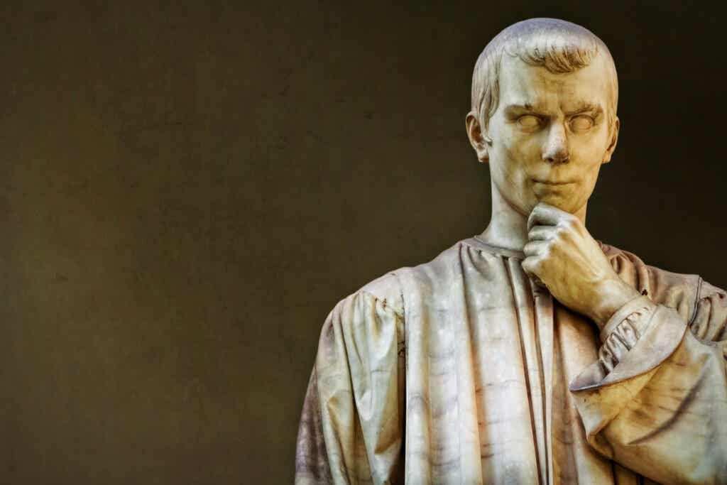 Estatua de Nicolás Maquiavelo