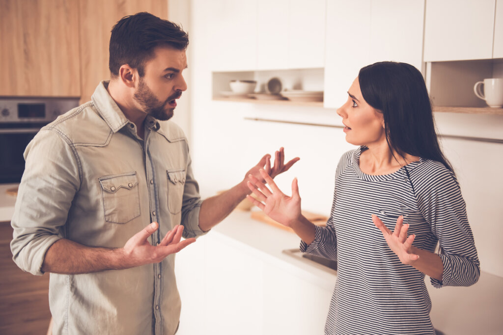 Hombre discutiendo con su mujer
