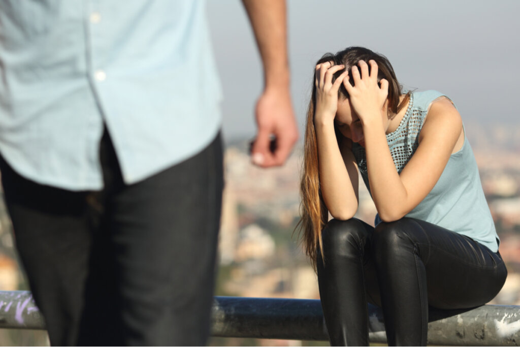 Hombre dejando a su pareja