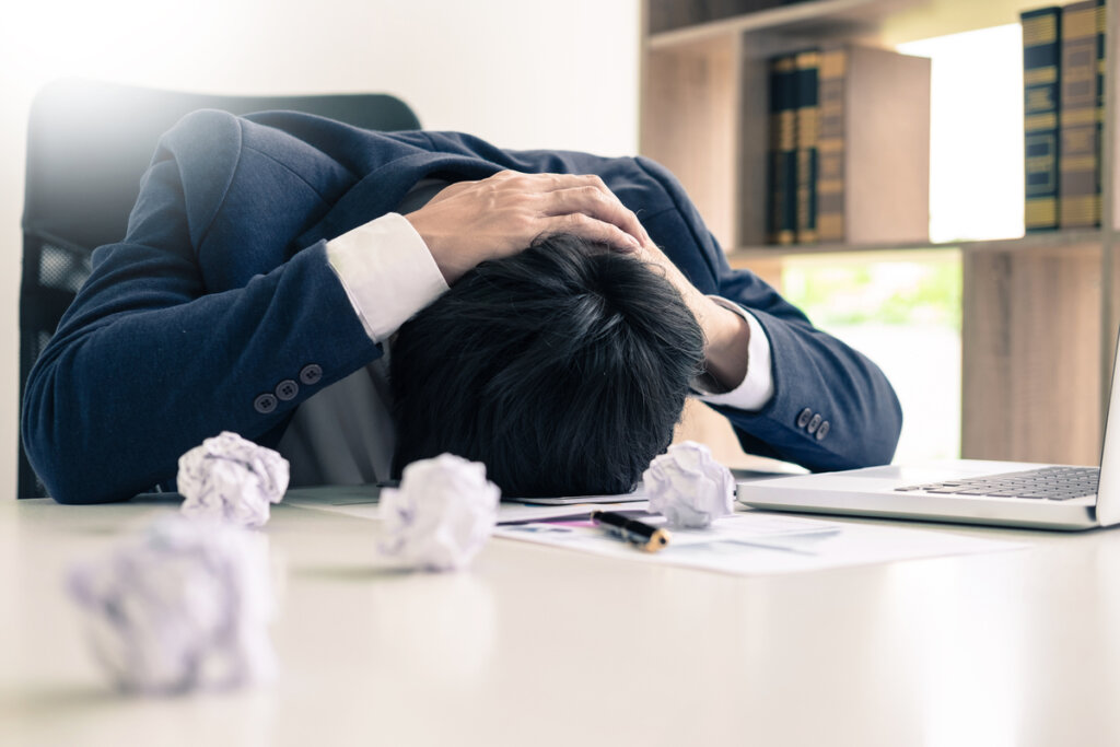 Homme stressé effrayé par le travail