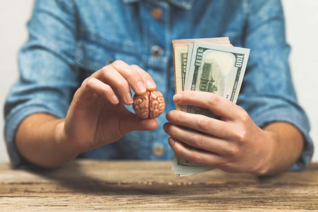 hombre con dinero y cerebro para representar la obsesión de los narcisistas por el dinero