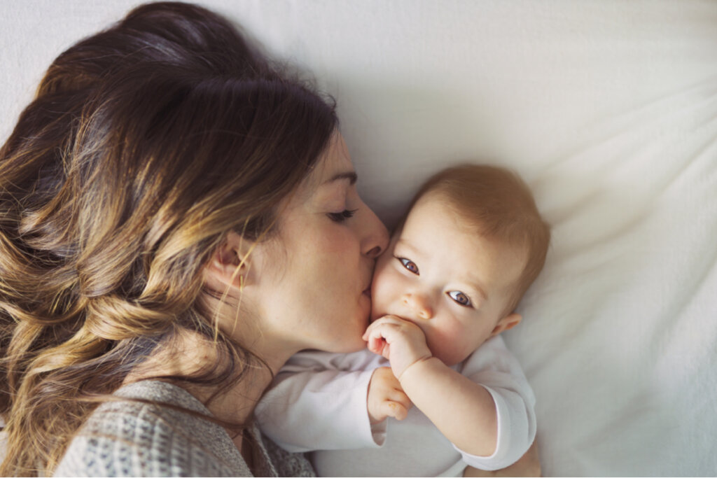 madre con su bebé para representar que sin caricias y mimos podríamos morir