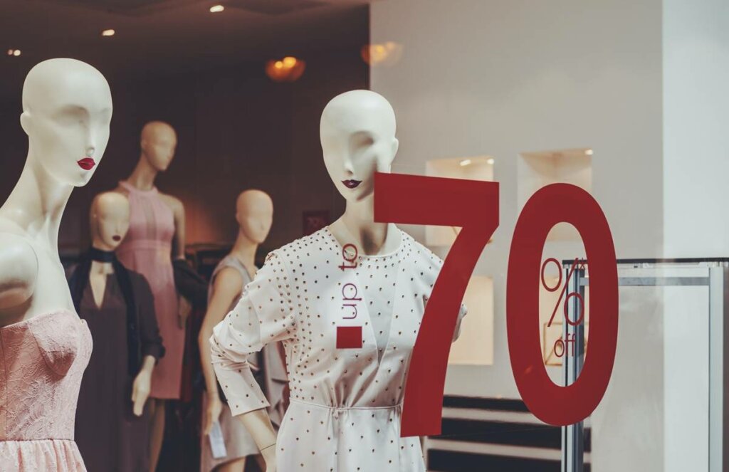 maniquíes en tienda representando lo lo que le pasa al cerebro cuando ve rebajas y descuentos