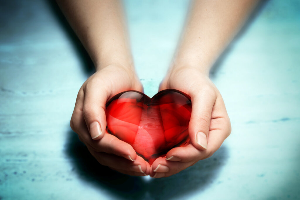 Main offrant un coeur