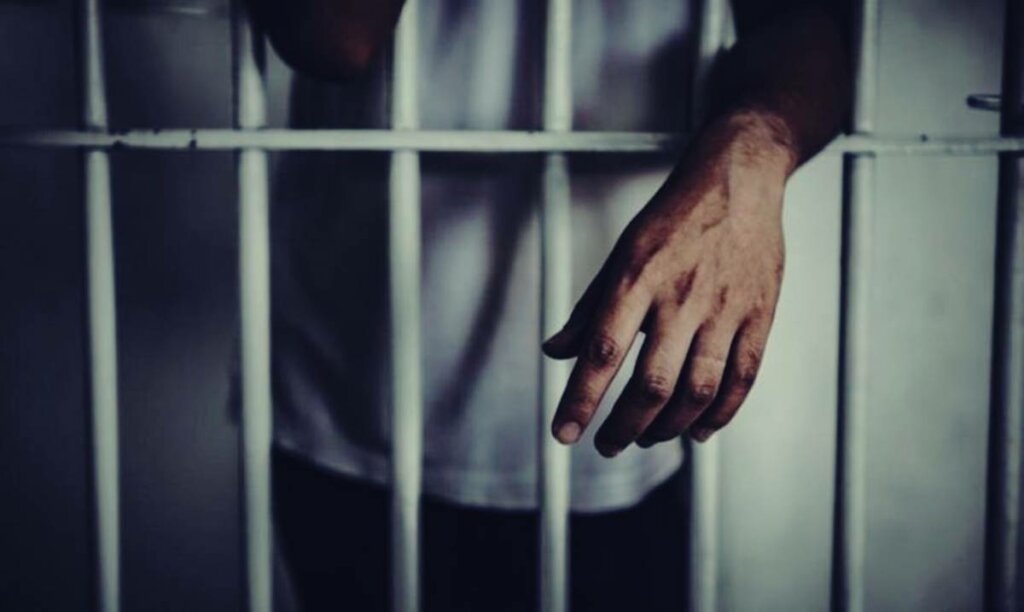 hombre en la cárcel sufriendo sindrome de ganser