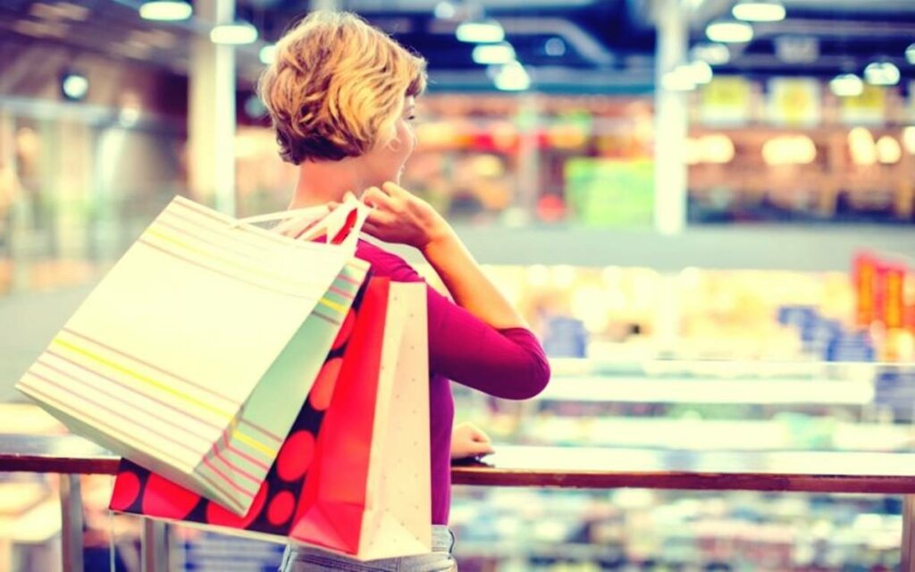 femme avec des sacs pensant pourquoi j'achète des choses dont je n'ai pas besoin ?