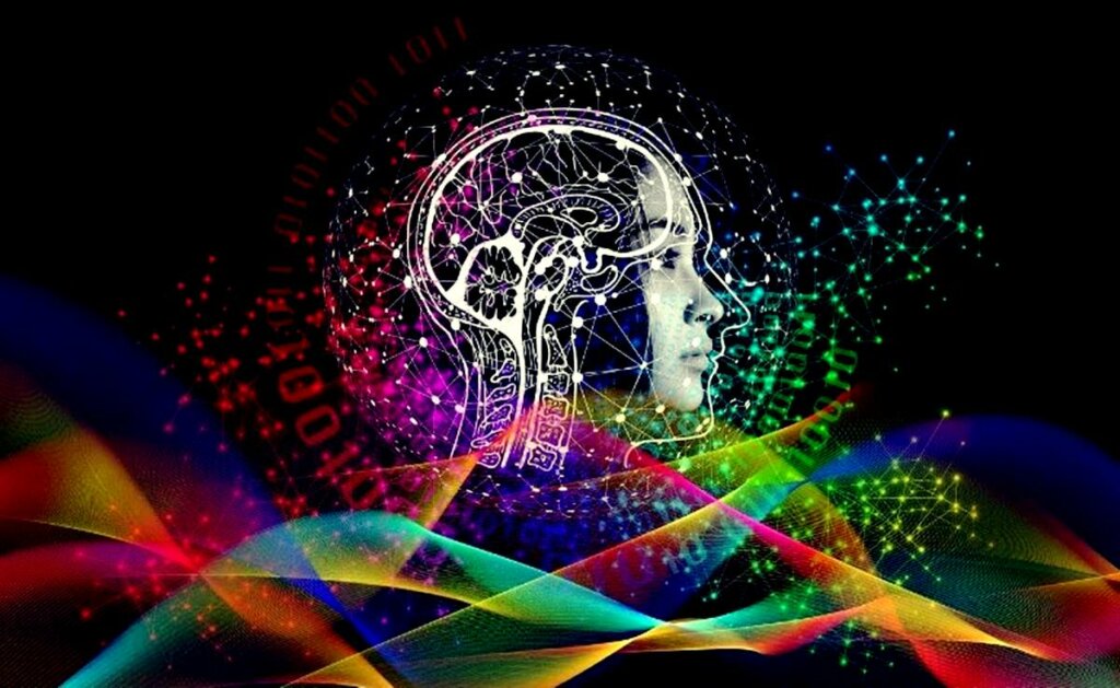 chica con cerebro para representar el aprendizaje latente