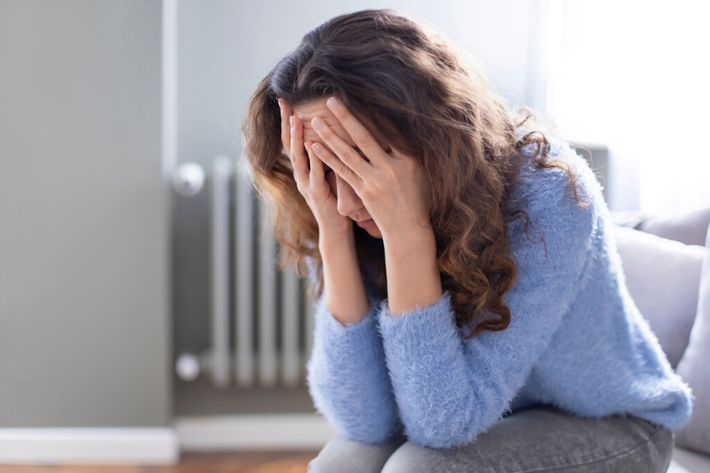 Femme stressée par le biais de