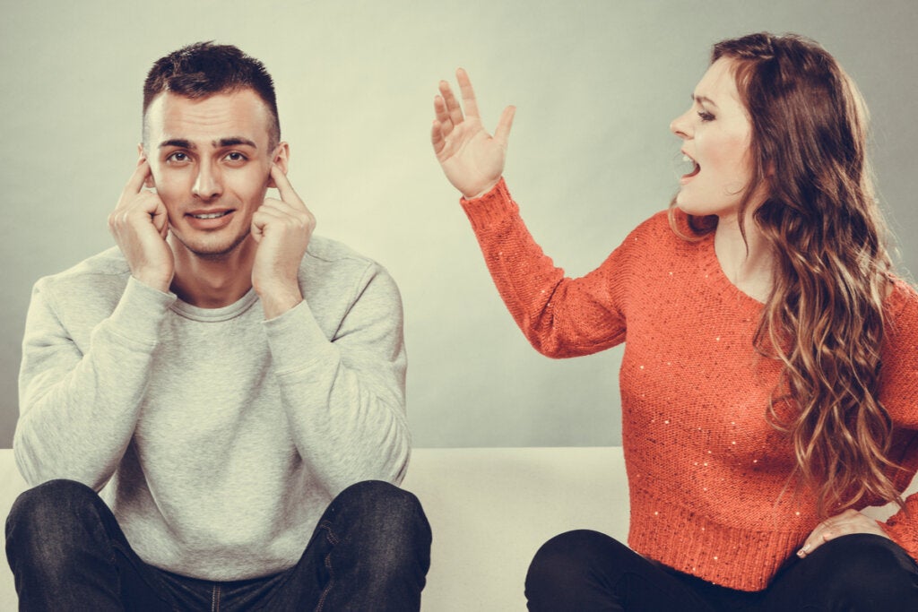 Mujer hablando con su pareja sobre cómo las emociones te hacen decir cosas de las que te arrepientes