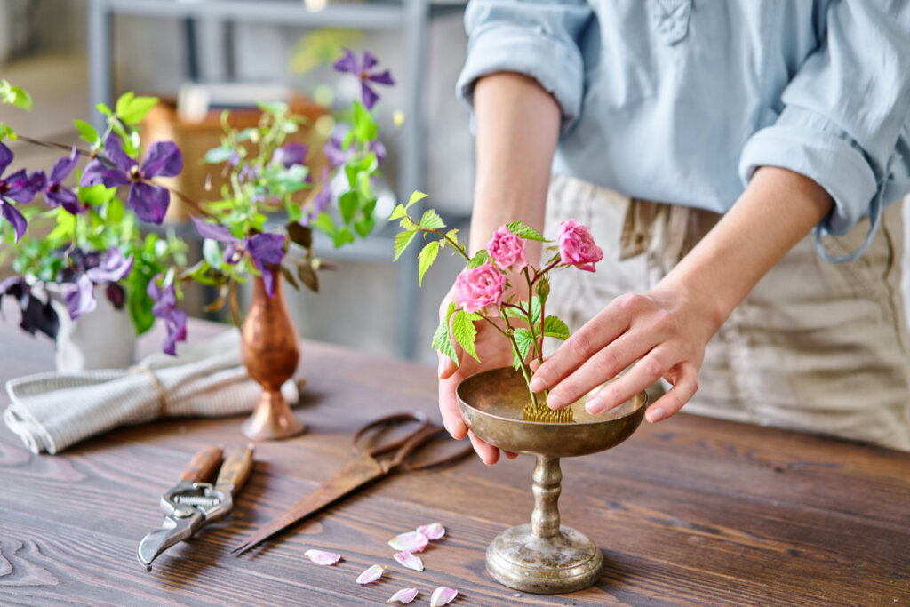 Mujer haciendo un Ikebana