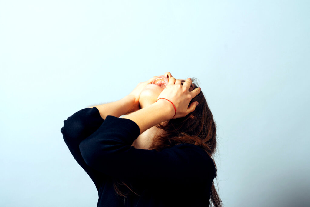 Femme représentant le rire psychopathe féminin