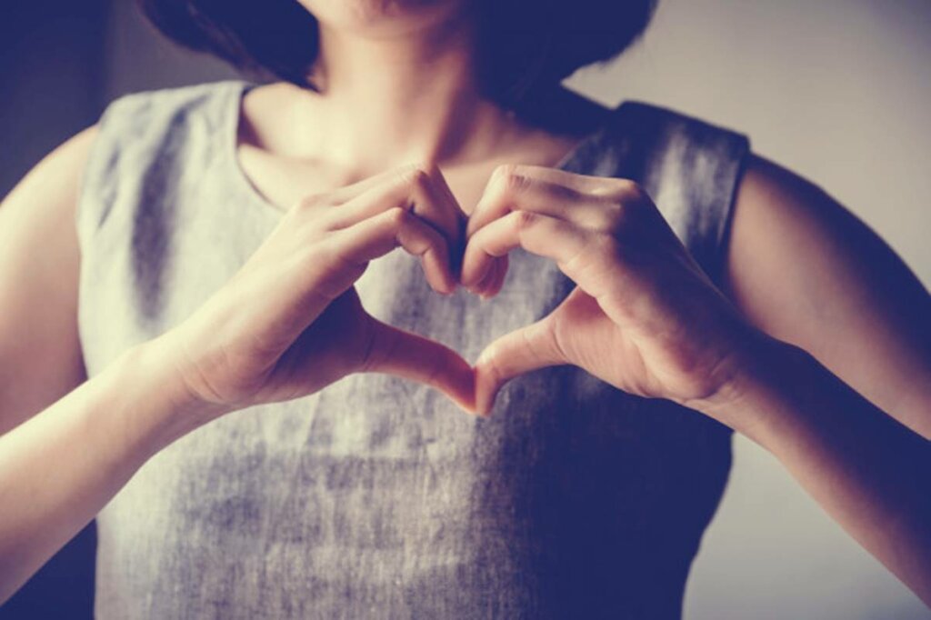 mujer haciendo corazón representando con ello la autoempatía