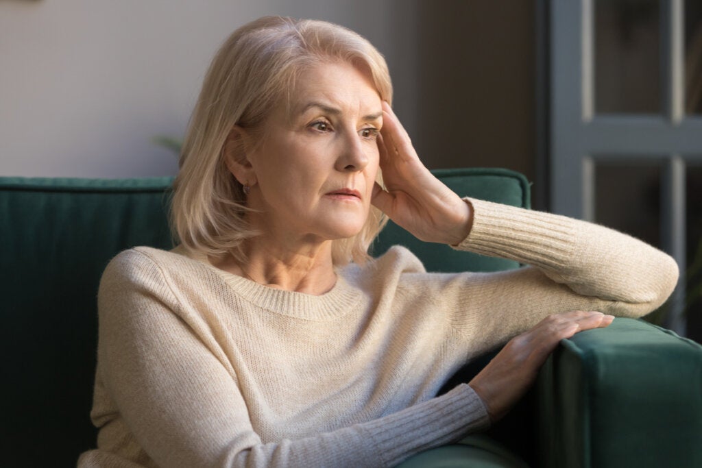 Mujer mayor pensando en el cerebro de las personas que se sienten solas