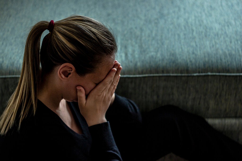 Frau erlebt häusliche Gewalt und hat Angst
