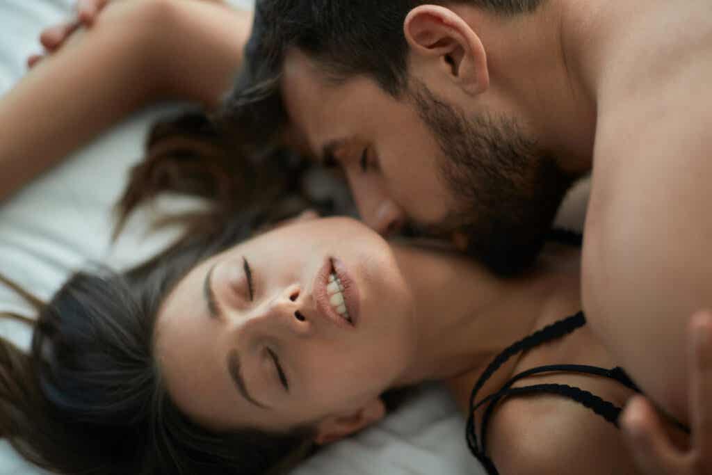 Pareja en la cama pareja practicando el sexo kink o kinky