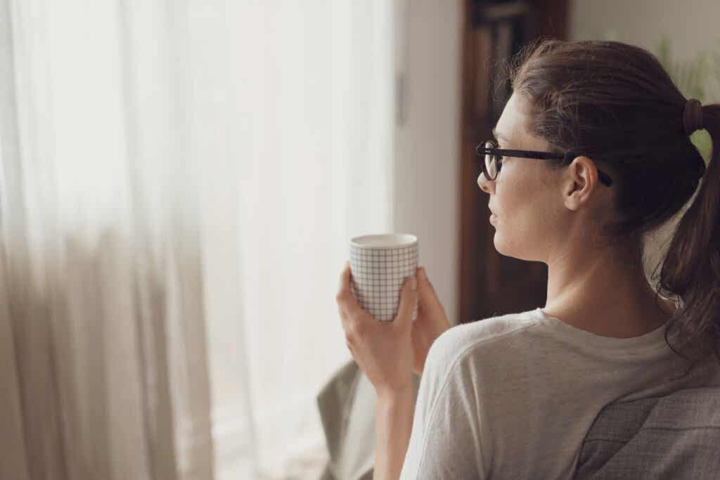Vrouw drinkt koffie en denkt na