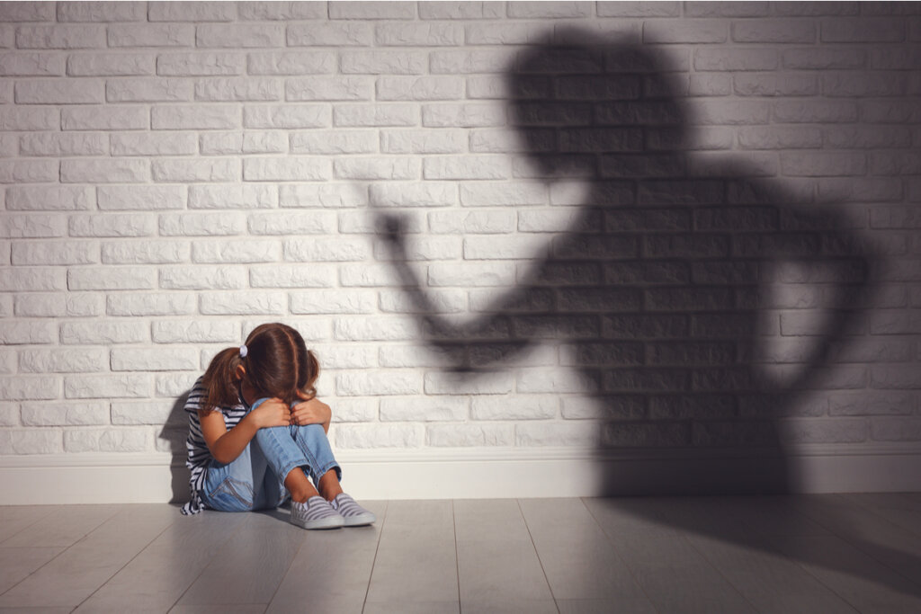 Niña con miedo al castigo