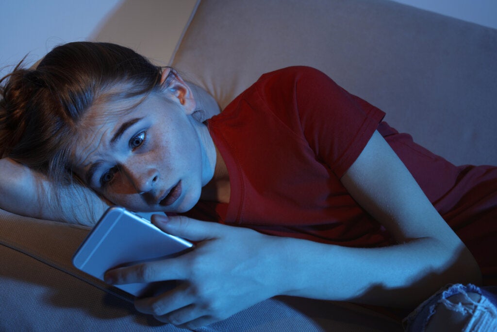 Rädd tjej symboliserar saker som tonåringar borde veta om sociala medier
