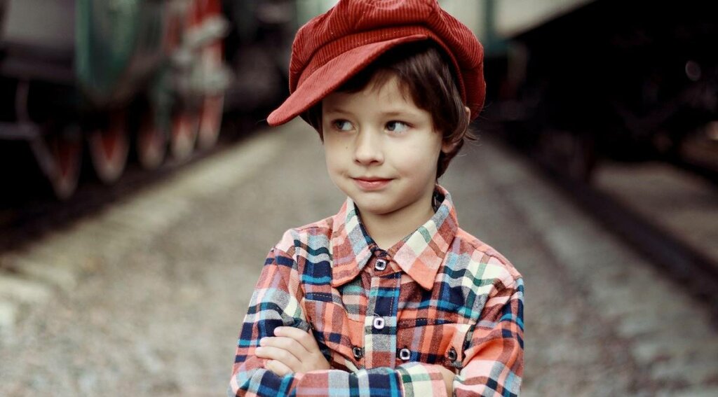 niño con gorro rojo representando el principio de curiosidad