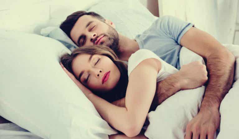 Dormir en pareja mejora la salud cerebral
