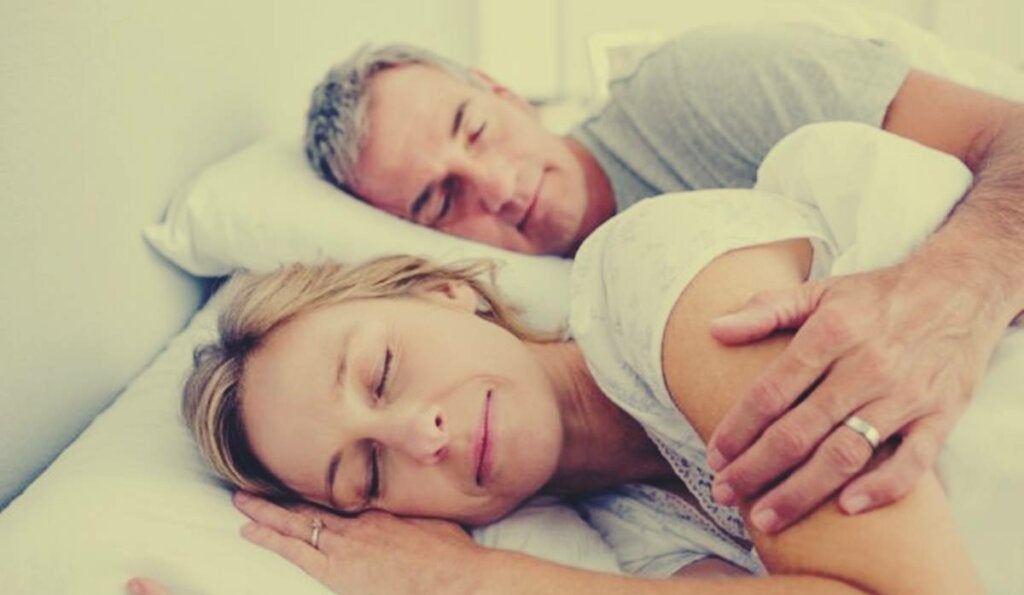 matrimonio simbolizando como dormir en pareja mejora la salud cerebral ¡Descúbrelo!