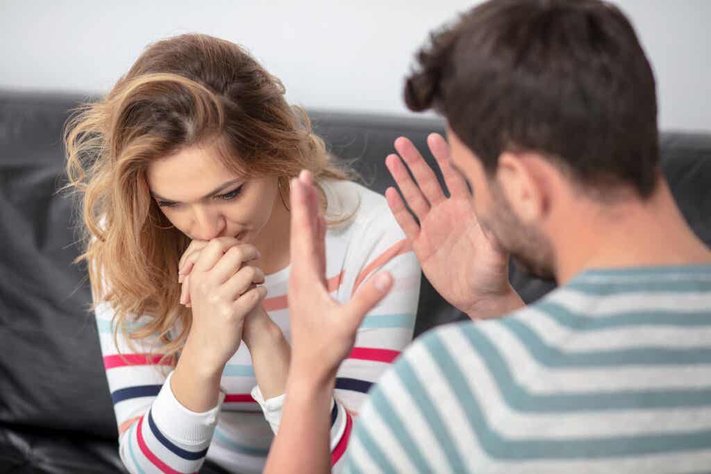 Couple en colère symbolisant l'effet que vous avez appris à inhiber vos émotions