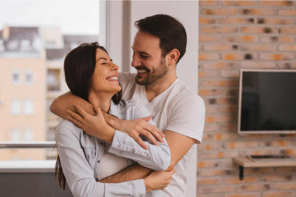 Pareja feliz abrazándose representando que tener una pareja optimista mejora la salud