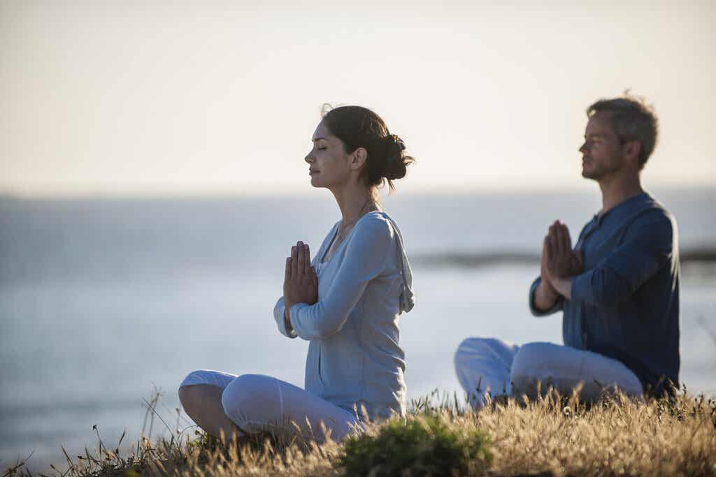 Par som driver med mindfulness