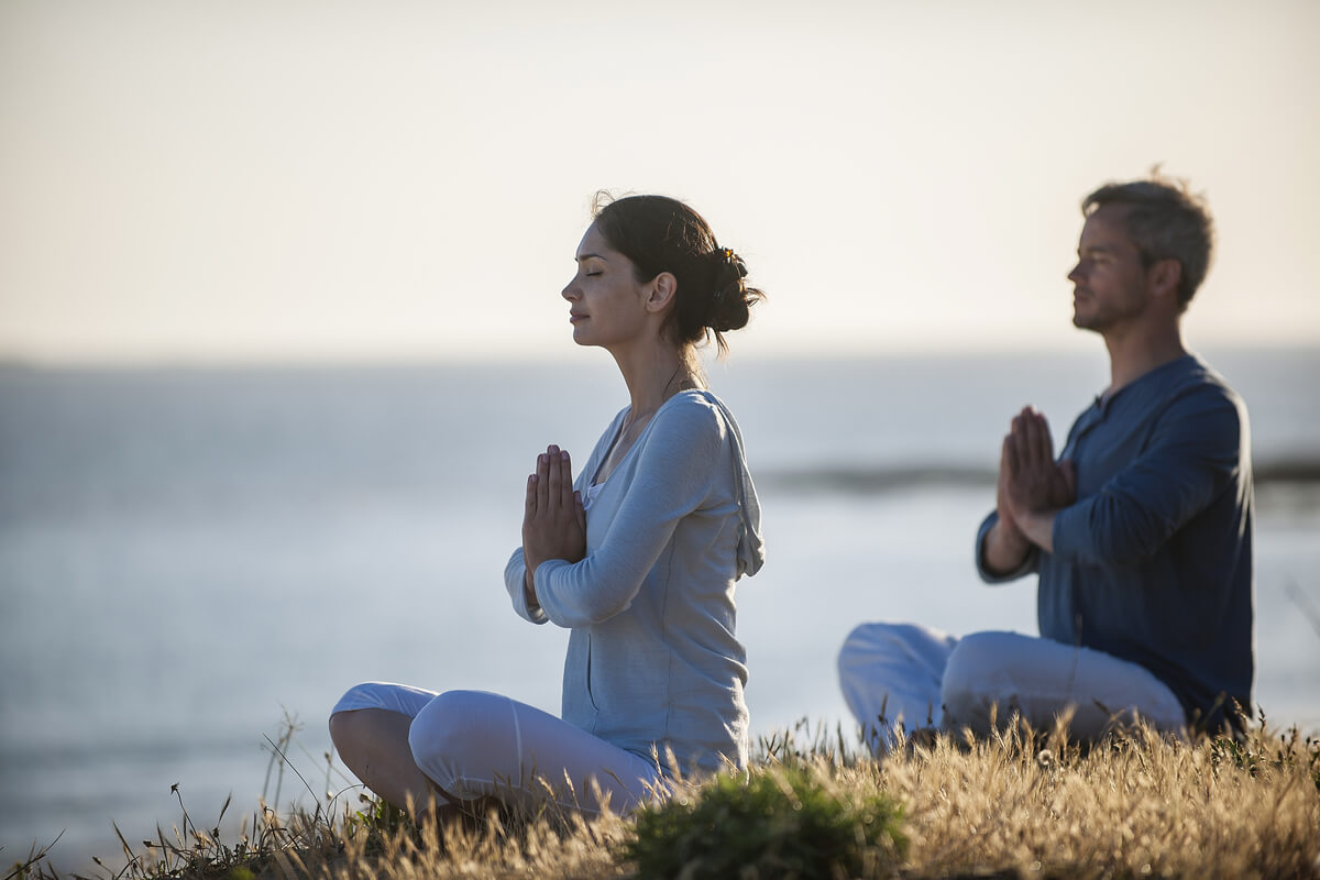 Pareja haciendo mindfulness