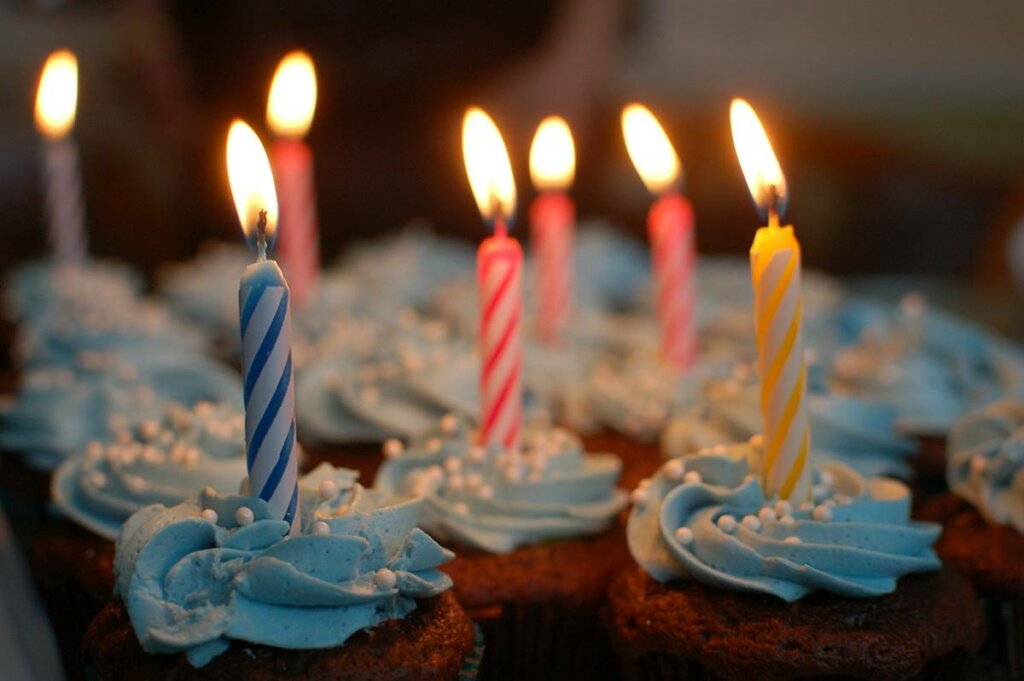 candles to represent the phrases to congratulate the birthday