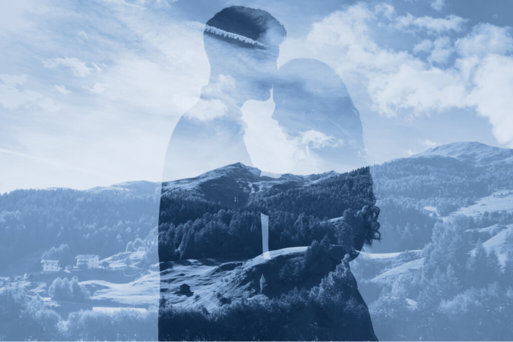 Perfil de pareja entre nubes simbolizando los pensamientos automáticos en las relaciones de pareja