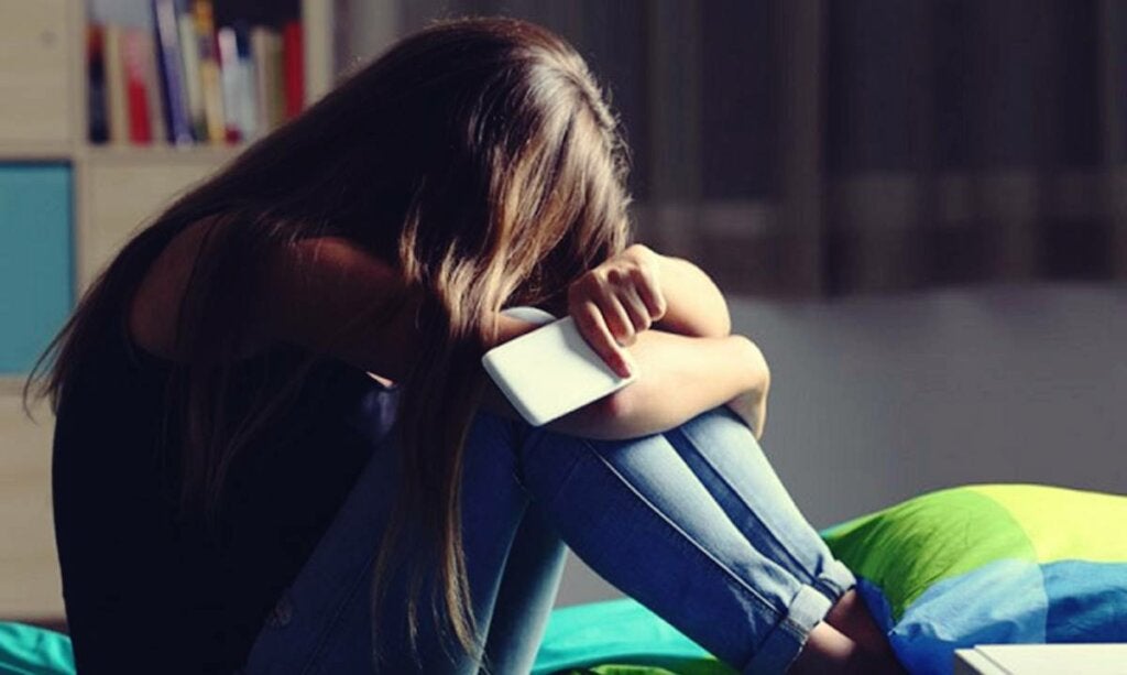 adolescente sufriendo las distorsiones cognitivas de la depresión